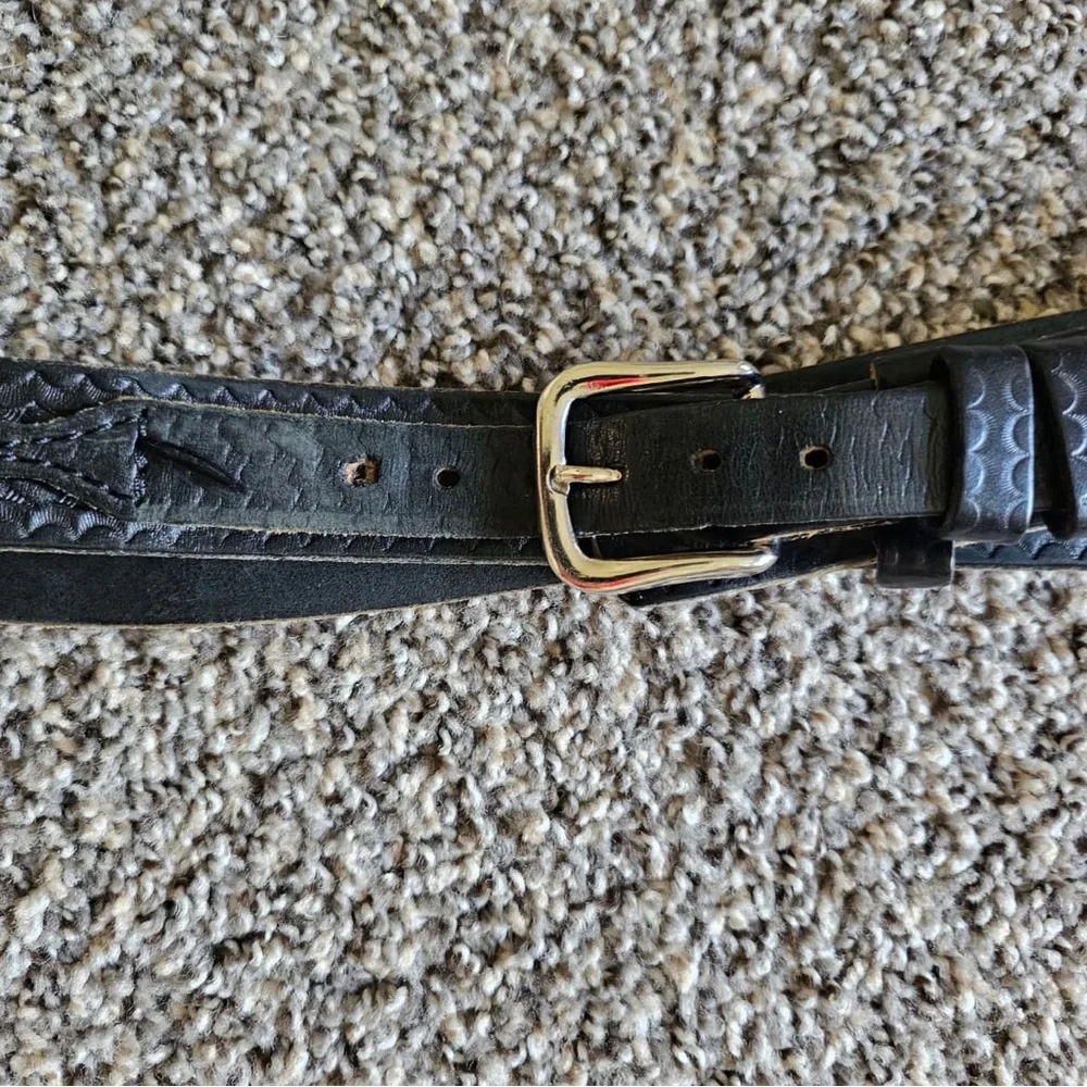 Boston leather Black Textured Leather Belt with Silver-Tone Buckle - Picture 2 of 7